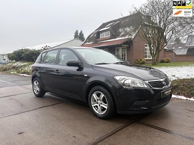 Zwart (metallic) Occasion 2010 Kia Ceed Hatchback | € 3.540 (Eerlijke prijs) - Afbeelding 1/4