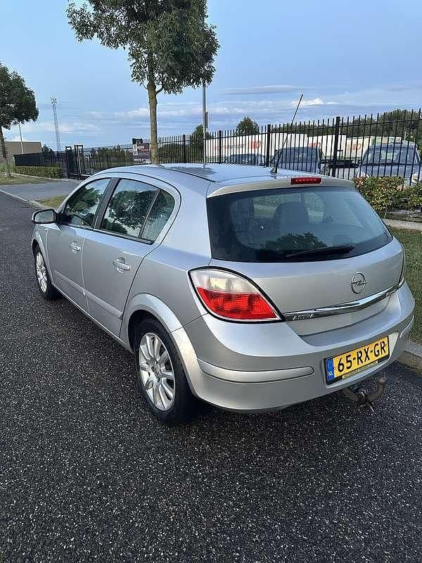 Grijs Gebruikt 2005 Opel Astra Elegance Hatchback | € 2.400 (Iets duurder) - Afbeelding 1/4