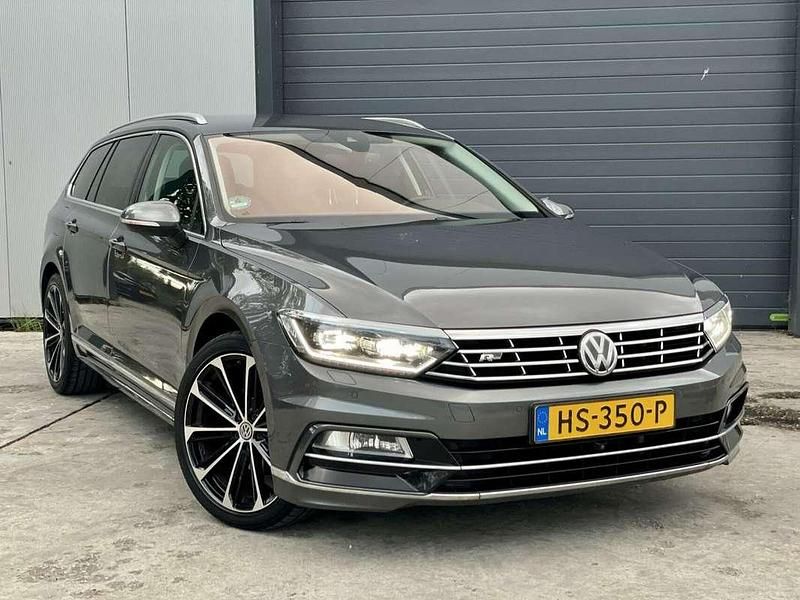 Grijs Occasion 2015 VW Passat Edition Stationwagen | € 13.950 (Duur) - Afbeelding 1/4
