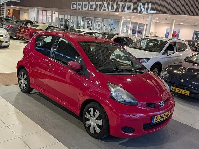 Occasion Toyota Aygo 68 PK (50 kW) 2009 Rood Hatchback