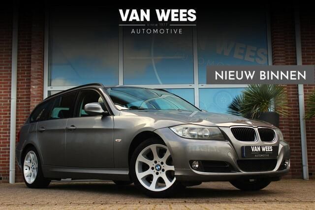 Grijs, metallic lak Gebruikt 2011 BMW 318 Comfort Edition Stationwagen | € 7.450 (Iets duurder) - Afbeelding 1/4