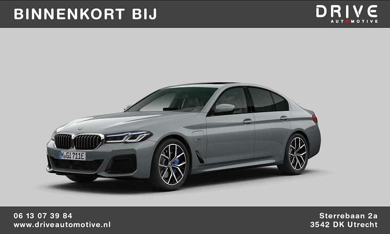 Grijs Gebruikt 2022 BMW 545e M Sport Sedan | € 52.900 (Eerlijke prijs) - Afbeelding 1/3