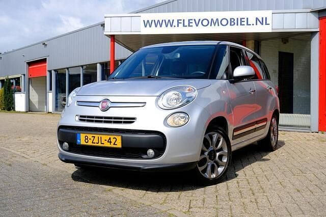 Grijs, metallic lak Gebruikt 2015 Fiat 500L Living MPV | € 8.250 (Eerlijke prijs) - Afbeelding 1/4