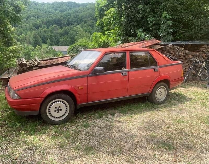 Rood Gebruikt 1986 Alfa Romeo 75 Sedan | € 14.650 - Afbeelding 1/4