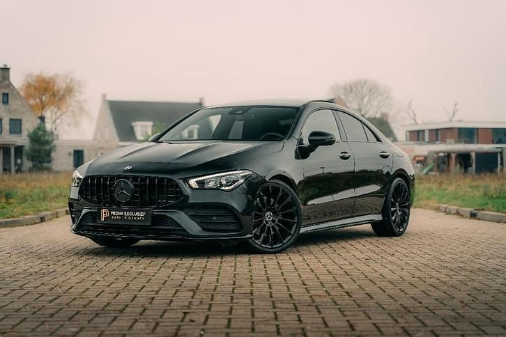 Zwart Occasion 2020 Mercedes CLA200 AMG Sedan | € 33.490 (Eerlijke prijs) - Afbeelding 1/4