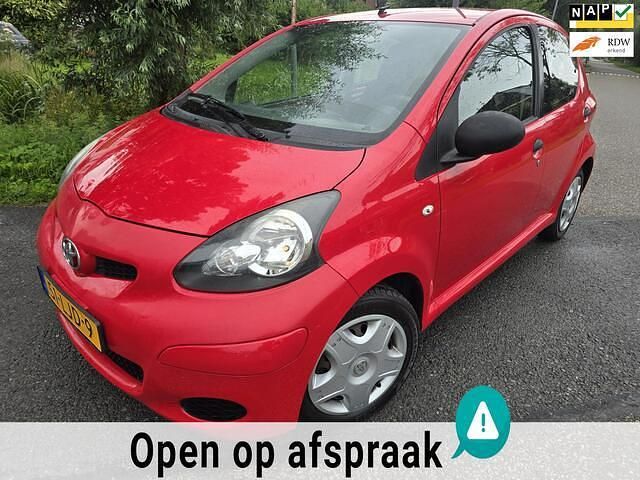 Rood Gebruikt 2010 Toyota Aygo Hatchback | € 1.950 (Goede deal) - Afbeelding 1/4