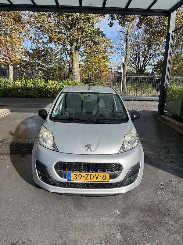 Grijs Gebruikt 2012 Peugeot 107 Access Hatchback | € 3.000 (Goede deal) - Afbeelding 1/4
