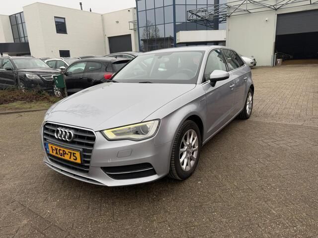 Grijs Gebruikt 2014 Audi A3 Sportback g-tron Attraction Sedan | € 7.950 (Goede deal) - Afbeelding 1/4
