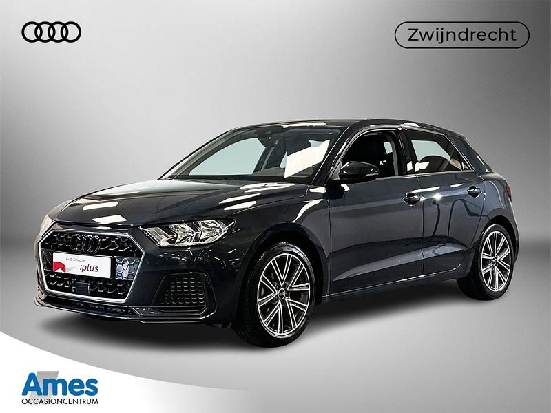 Grijs Gebruikt 2024 Audi A1 Sportback Comfort Hatchback | € 28.995 (Eerlijke prijs) - Afbeelding 1/4