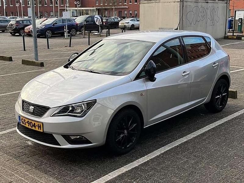 Zilver Gebruikt 2015 Seat Ibiza Style Hatchback | € 5.950 (Eerlijke prijs) - Afbeelding 1/4