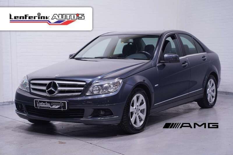 Grijs, metallic lak Gebruikt 2009 Mercedes C200 Avantgarde Sedan | € 8.896 (Iets duurder) - Afbeelding 1/4