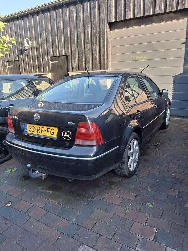 Zwart Gebruikt 2005 VW Bora Sedan | € 900 - Afbeelding 1/4