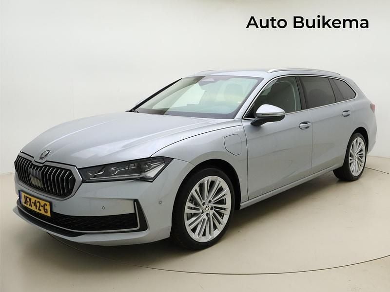 Grijs Gebruikt 2025 Skoda Superb LAURIN & KLEMENT Stationwagen | € 52.500 - Afbeelding 1/4