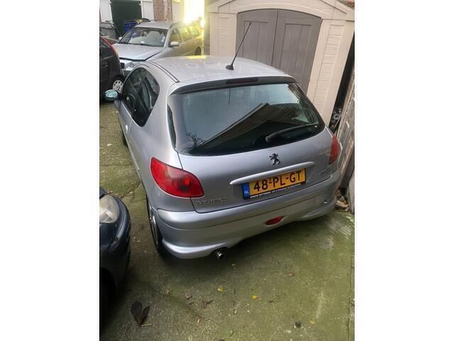 Grijs Gebruikt 2004 Peugeot 206 Quiksilver Hatchback | € 1.350 (Iets duurder) - Afbeelding 1/4