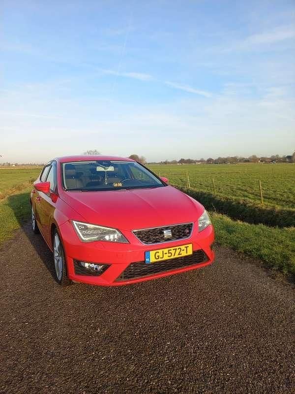 Rood Occasion 2014 Seat Leon ST FR Stationwagen | € 6.552 (Goede deal) - Afbeelding 1/4