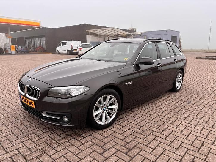 Bruin Occasion 2015 BMW 530 Executive Stationwagen | € 11.990 (Duur) - Afbeelding 1/4
