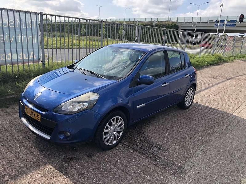 Blauw Gebruikt 2010 Renault Clio II Dynamique Hatchback | € 2.499 (Eerlijke prijs) - Afbeelding 1/4