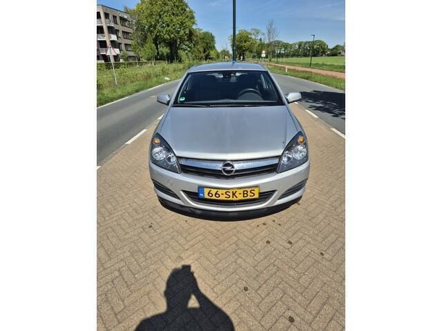 Grijs Gebruikt 2006 Opel Astra Cosmo Hatchback | € 1.099 (Eerlijke prijs) - Afbeelding 1/4