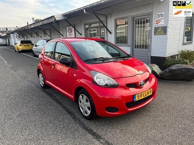 Rood Gebruikt 2010 Toyota Aygo Hatchback | € 2.649 (Eerlijke prijs) - Afbeelding 1/4
