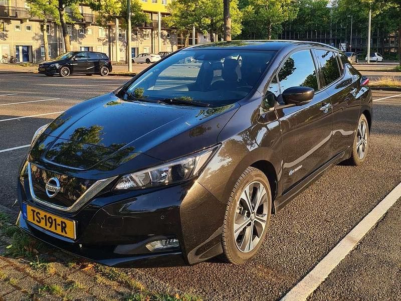 Zwart Gebruikt 2018 Nissan Leaf Hatchback | € 10.950 (Eerlijke prijs) - Afbeelding 1/4