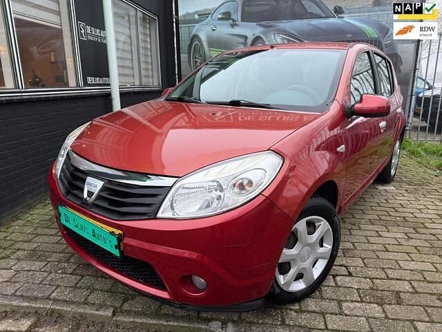 Rood Gebruikt 2009 Dacia Sandero Lauréate Hatchback | € 2.395 (Eerlijke prijs) - Afbeelding 1/4