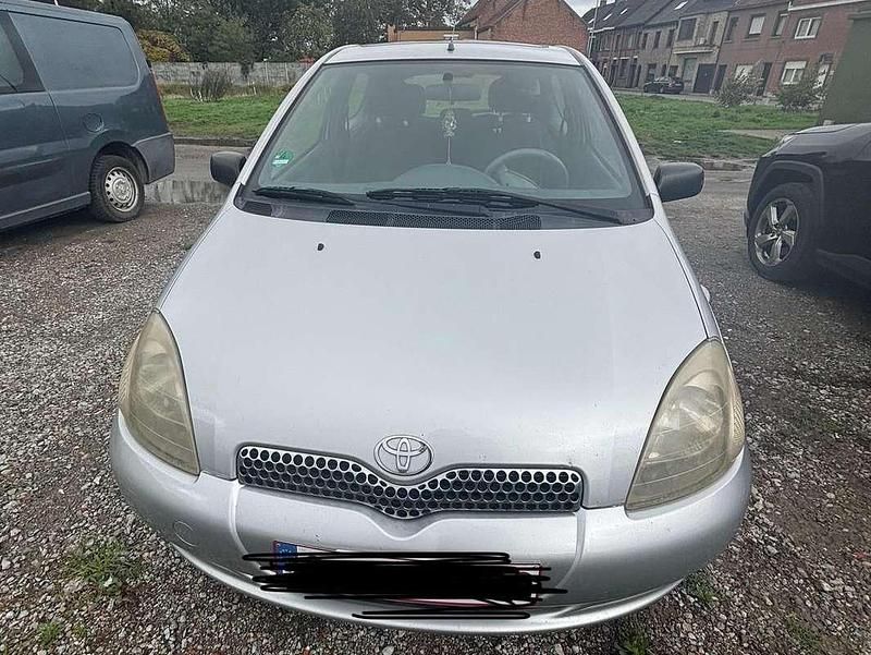 Grijs Gebruikt 1999 Toyota Yaris Sedan | € 750 (Super prijs) - Afbeelding 1/4