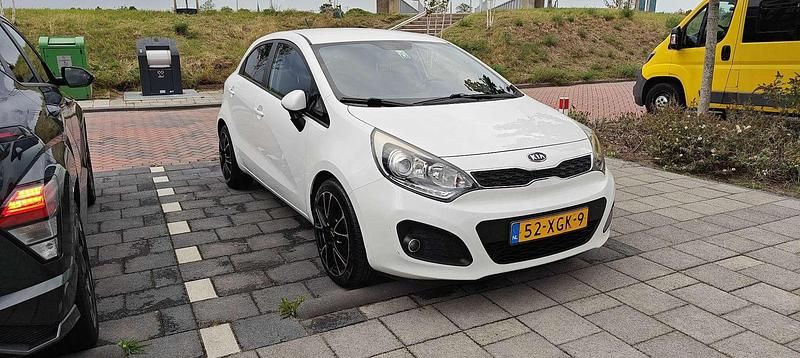Wit Gebruikt 2012 Kia Rio Plus MPV | € 6.000 (Eerlijke prijs) - Afbeelding 1/4