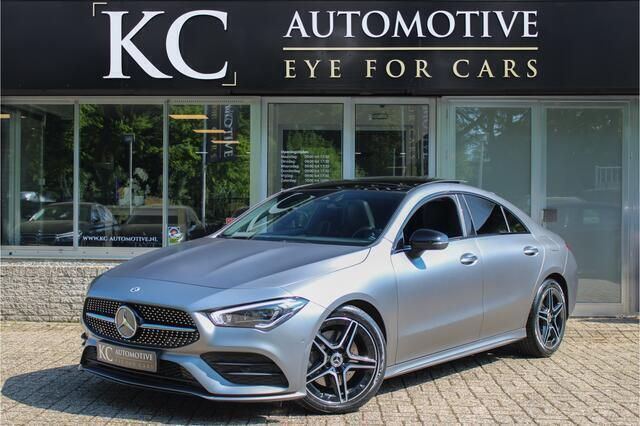 Grijs, metallic lak Gebruikt 2022 Mercedes CLA200 AMG Sedan | € 33.950 (Eerlijke prijs) - Afbeelding 1/4