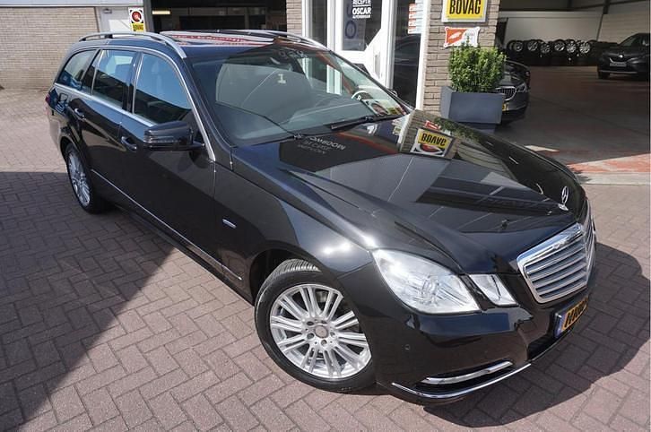Zwart Gebruikt 2012 Mercedes E200 Elegance Stationwagen | € 12.445 (Eerlijke prijs) - Afbeelding 1/4
