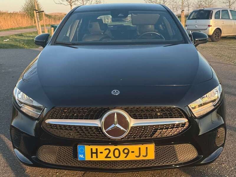 Zwart Gebruikt 2020 Mercedes A180 Hatchback | € 18.000 (Super prijs) - Afbeelding 1/4