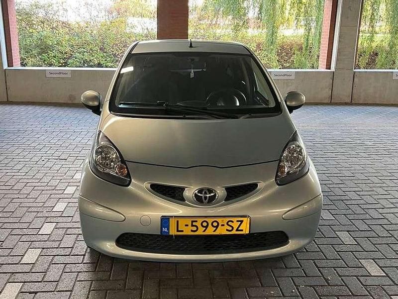 Zilver Gebruikt 2008 Toyota Aygo Hatchback | € 1.850 (Eerlijke prijs) - Afbeelding 1/4