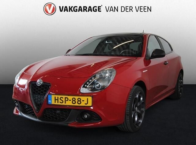 Rood Gebruikt 2019 Alfa Romeo Giulietta Hatchback | € 16.945 - Afbeelding 1/3