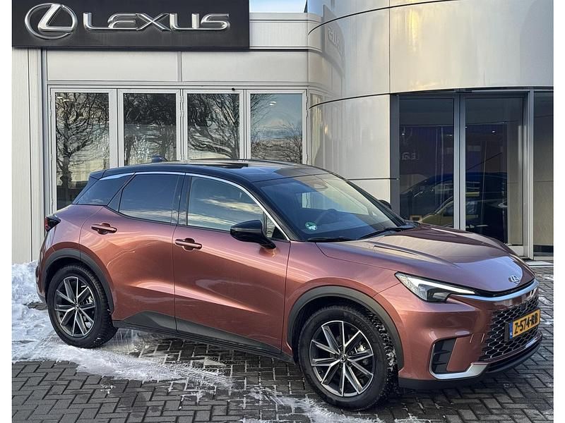 Bruin Occasion 2024 Lexus LBX SUV | € 35.900 (Eerlijke prijs) - Afbeelding 1/4