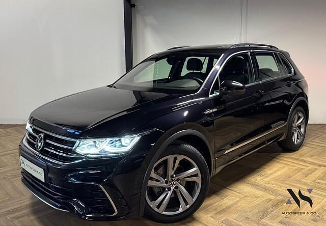 Zwart Gebruikt 2021 VW Tiguan R-line SUV | € 36.940 (Eerlijke prijs) - Afbeelding 1/4