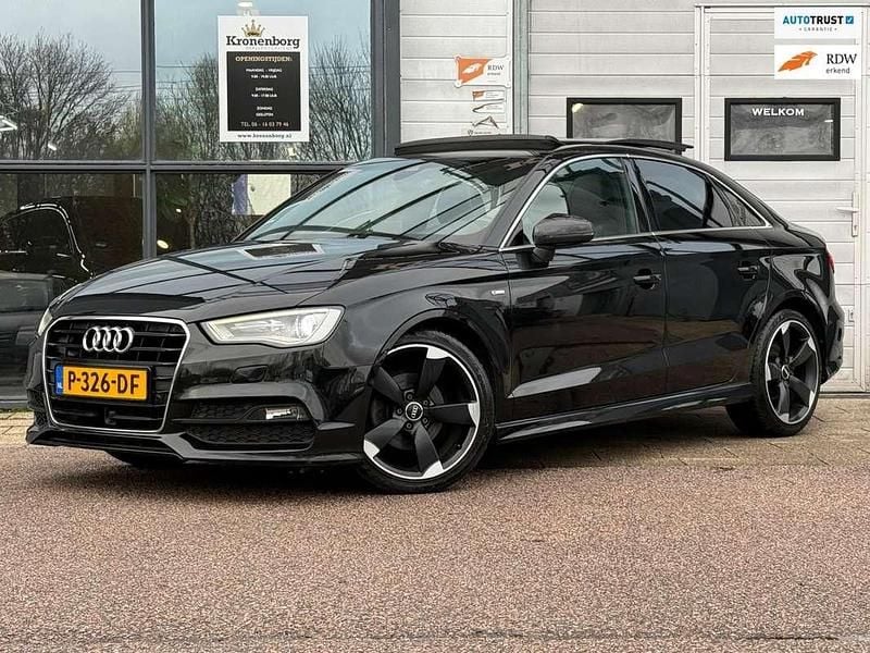 Zwart (metallic) Gebruikt 2016 Audi A3 Ambiente Sedan | € 18.950 (Duur) - Afbeelding 1/4