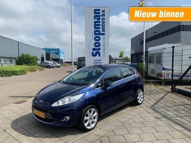 Blauw, metallic lak Gebruikt 2012 Ford Fiesta Titanium Hatchback | € 6.450 - Afbeelding 1/4