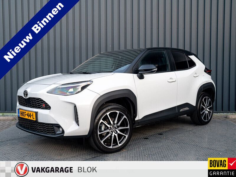 Grijs, metallic lak Gebruikt 2023 Toyota Yaris Cross Sport SUV | € 31.950 (Iets duurder) - Afbeelding 1/4