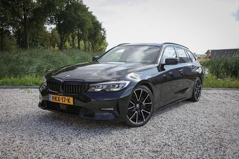 Zwart Gebruikt 2020 BMW 330e Sport Line Stationwagen | € 27.950 (Goede deal) - Afbeelding 1/4