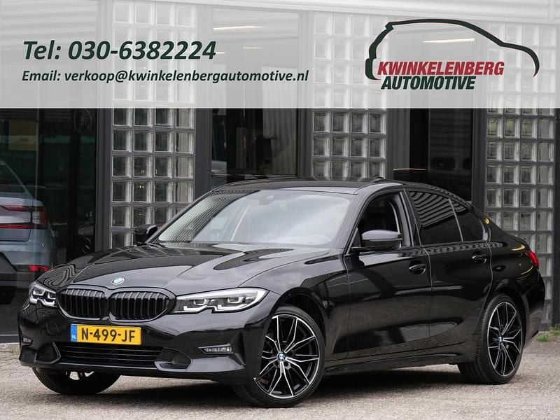 Zwart, metallic lak Gebruikt 2021 BMW 318 Sport Line Sedan | € 30.950 (Eerlijke prijs) - Afbeelding 1/4