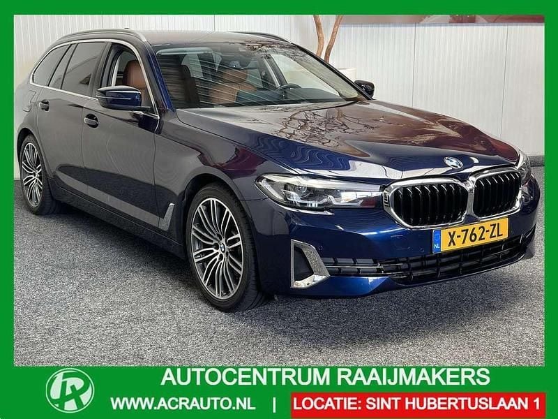 Blauw, metallic lak Gebruikt 2020 BMW 518 Executive Stationwagen | € 29.435 - Afbeelding 1/4