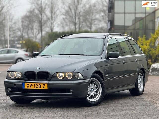 Grijs Occasion 2003 BMW 520 Executive Stationwagen | € 4.250 (Eerlijke prijs) - Afbeelding 1/4