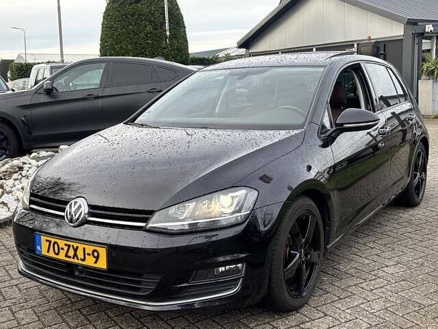 Zwart (metallic) Gebruikt 2013 VW Golf VII Highline Hatchback | € 10.950 (Eerlijke prijs) - Afbeelding 1/4