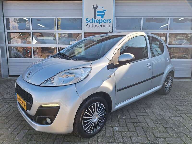 Zilver, andere lak Gebruikt 2012 Peugeot 107 Active Hatchback | € 3.995 (Iets duurder) - Afbeelding 1/4