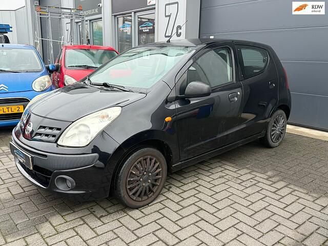 Zwart (metallic) Occasion 2009 Nissan Pixo Hatchback | € 2.995 (Eerlijke prijs) - Afbeelding 1/4
