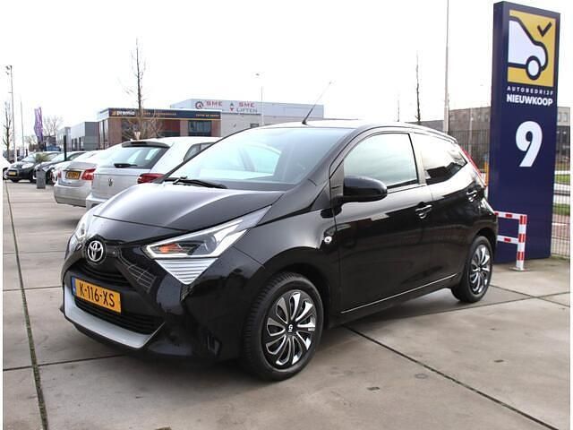 Zwart Occasion 2021 Toyota Aygo X-play Hatchback | € 10.949 (Eerlijke prijs) - Afbeelding 1/4