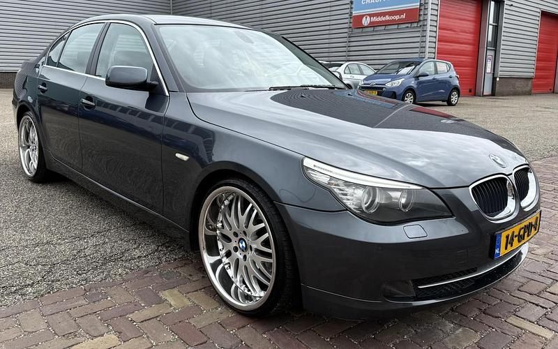 Grijs Gebruikt 2008 BMW 520 Sedan | € 7.950 - Afbeelding 1/4