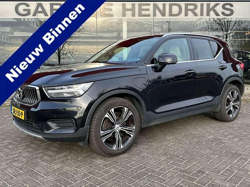 Zwart (metallic) Gebruikt 2021 Volvo XC40 Inscription SUV | € 25.845 (Eerlijke prijs) - Afbeelding 1/4