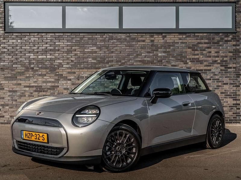 Grijs Nieuw 2025 Mini Cooper Hatchback | € 31.000 - Afbeelding 1/4