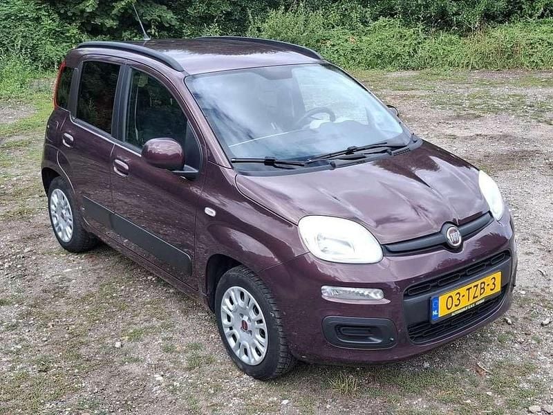Paars Gebruikt 2012 Fiat Panda Lounge Hatchback | € 4.100 (Eerlijke prijs) - Afbeelding 1/4