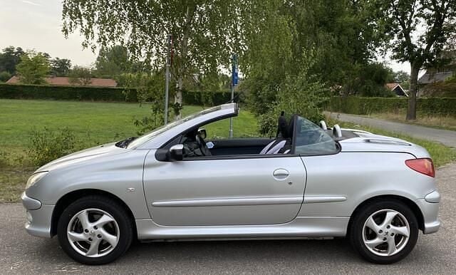Grijs (metallic) Occasion 2005 Peugeot 206 CC Cabriolet | € 1.350 (Goede deal) - Afbeelding 1/4
